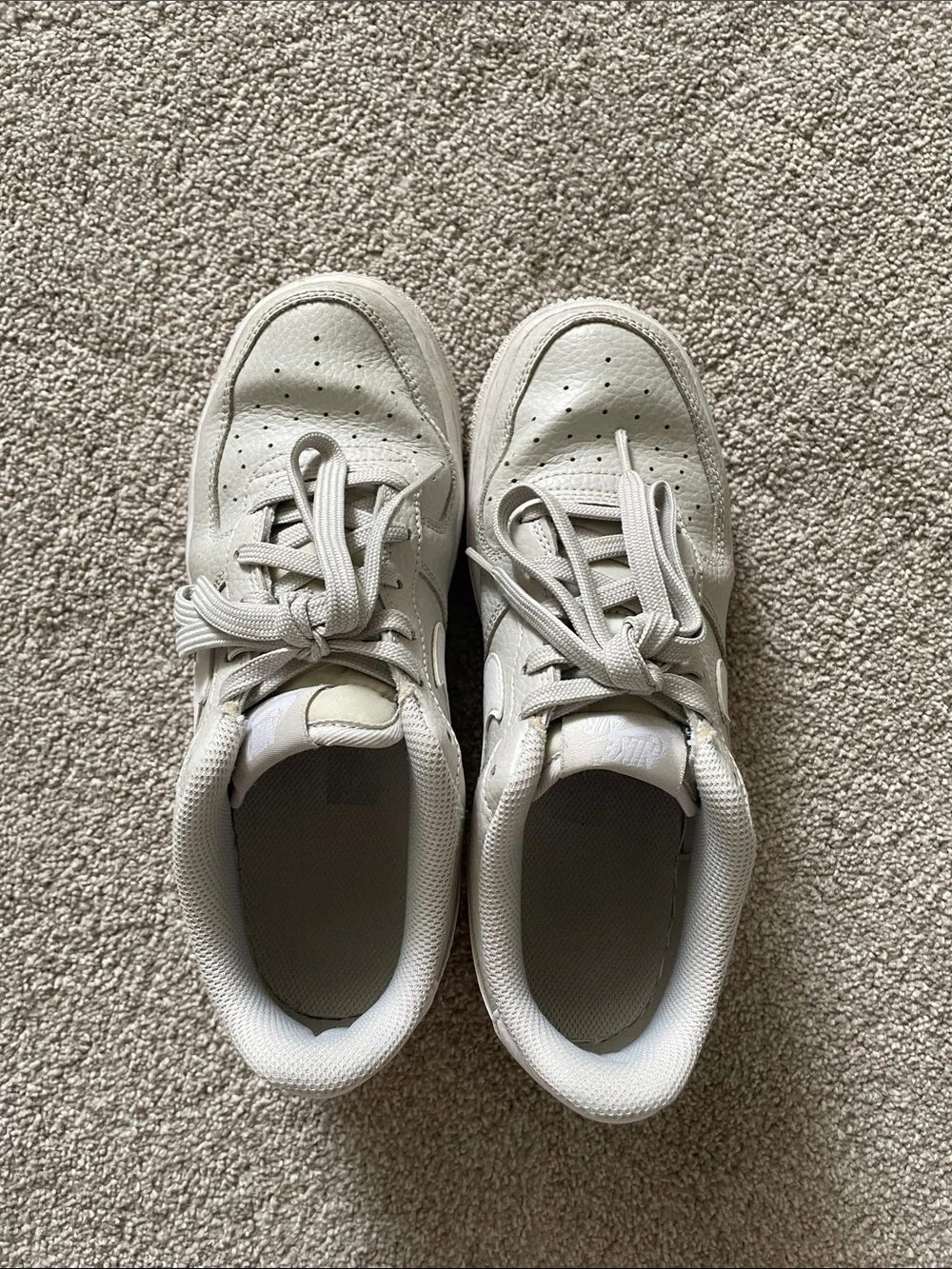 Nike Kids Low-Top Sneakers in Light Gray and White